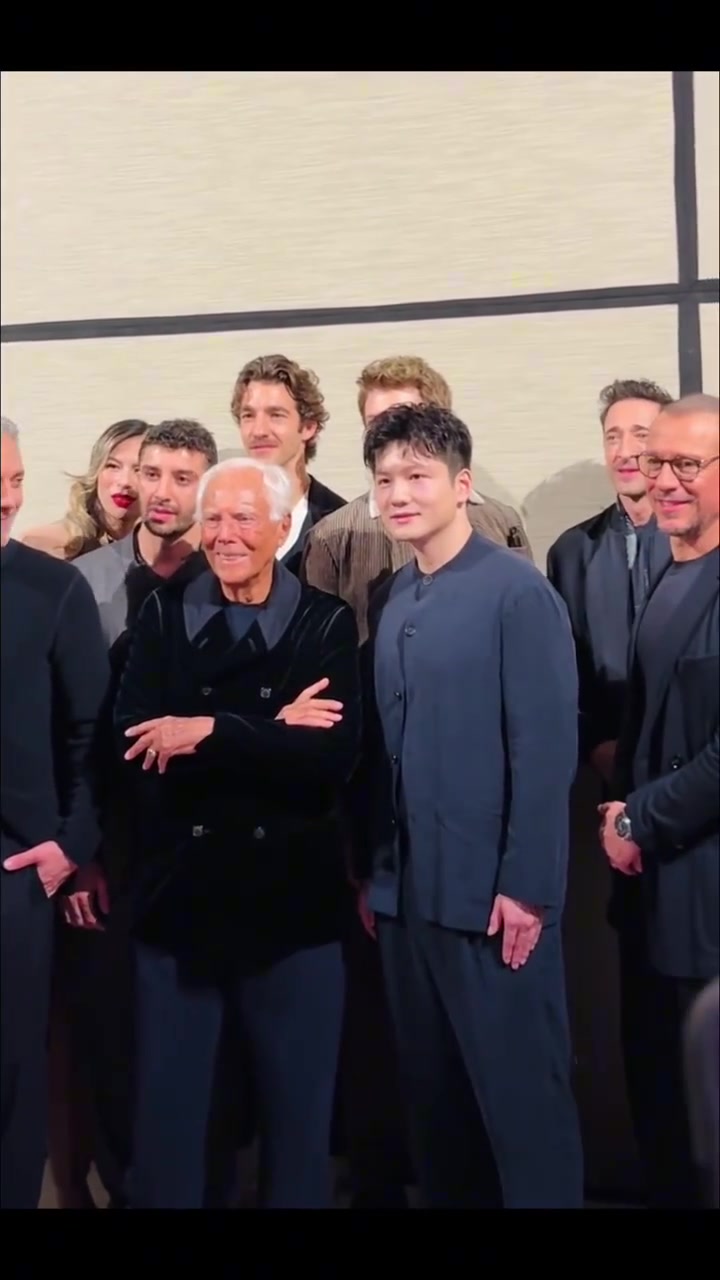 DB视讯官网有点巧喔！樊振东米兰时装周站C位，还与偶像霉霉前男友同框