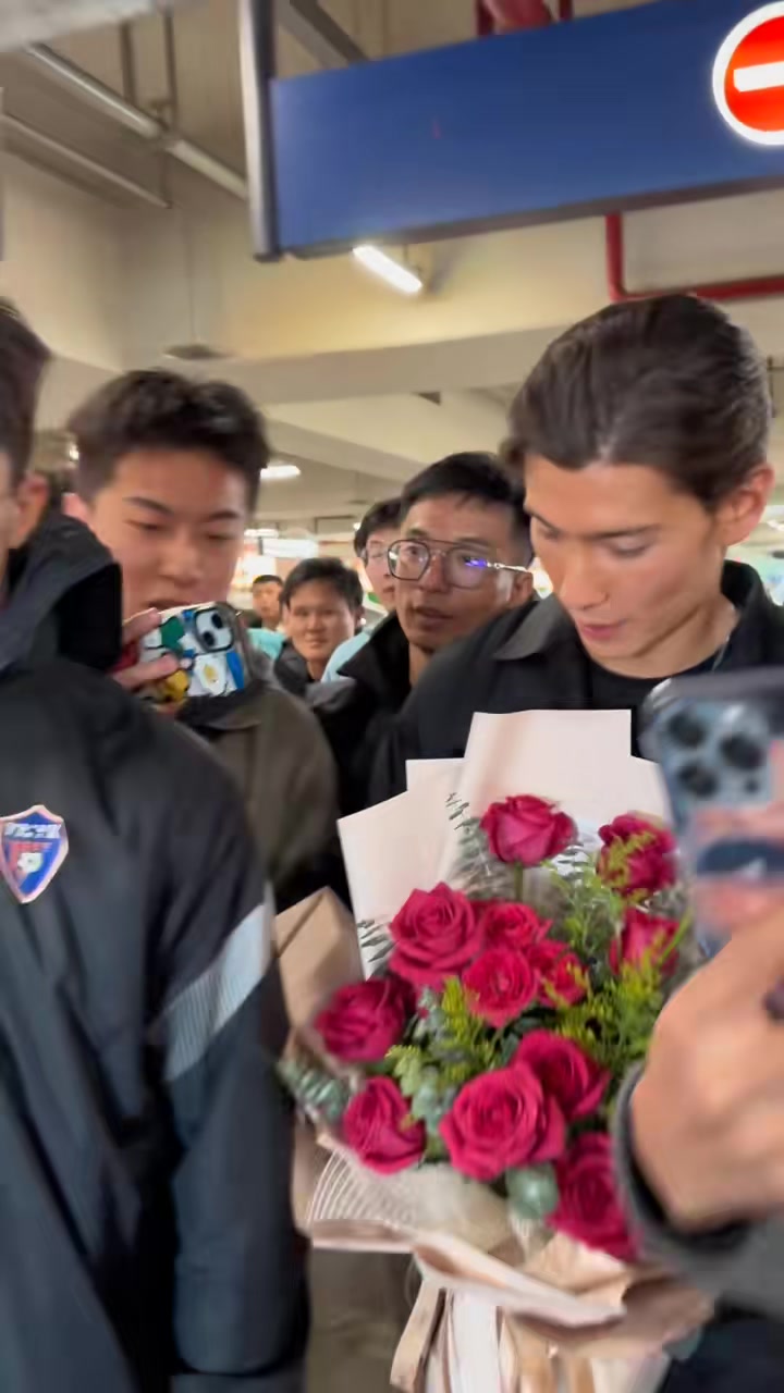 DB视讯官方登录入口来了！归化国脚侯永永飞抵昆明将加盟玉昆，球迷热情接机争相合影