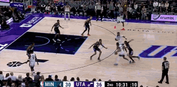 DB真人旗舰🙏本场不会回归!兰德尔飞身上篮打进 腹股沟受伤返回更衣室