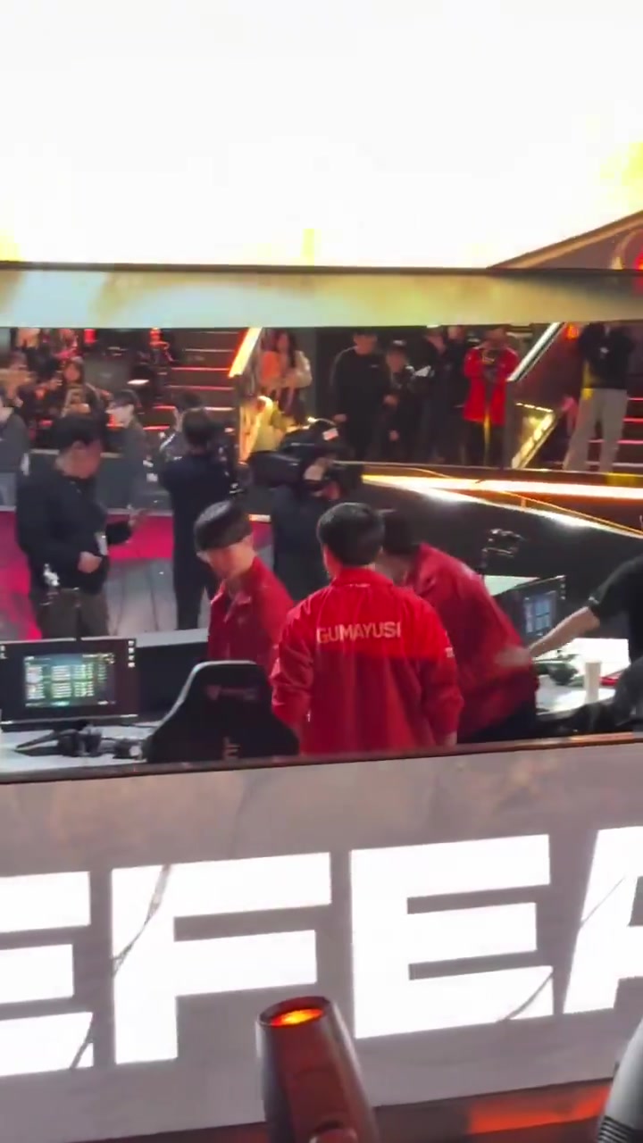 DG视讯官网平台这个家不能没有小吕布！😭赛后粉丝拍到Gumayusi上台来安慰队友