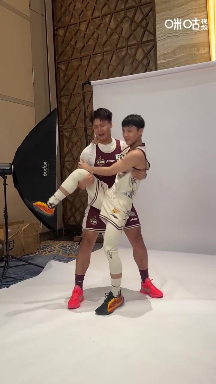 DG视讯官网平台老队友拍定妆照😘赵睿公主抱徐杰 随后还将徐中锋背起