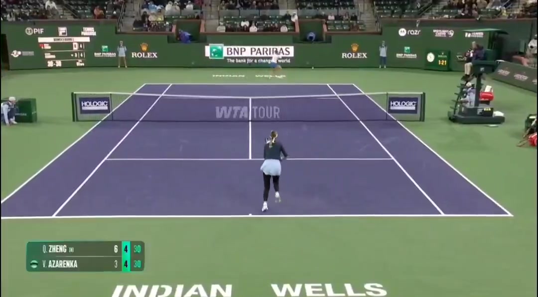 DB真人旗舰心态炸了😤阿扎伦卡不满判罚，对裁判爆粗怒喷电子司线吃到警告