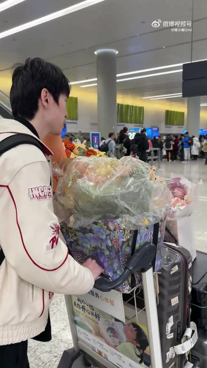 DB官网在线登录入口糖小幽晒Doinb回家照：跨越1400km，大家的花也从西安带回家啦！