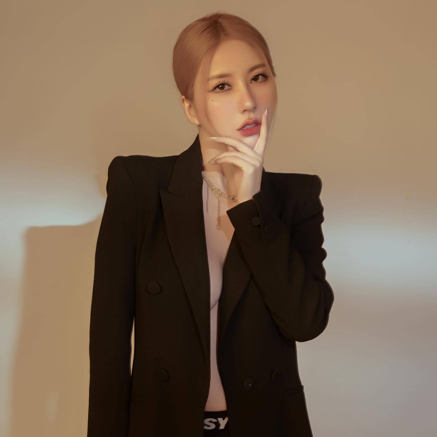 DB官网在线登录入口😡不要乱摸好吗？“黑人”咸猪手韩国美女啦啦队员 遭球迷怒喷