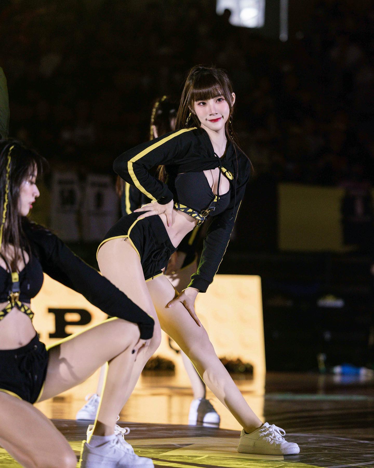 DB官网在线登录入口😡不要乱摸好吗？“黑人”咸猪手韩国美女啦啦队员 遭球迷怒喷