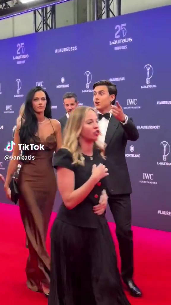 DB视讯官网婀娜多姿！迪巴拉与妻子一起走红毯参加劳伦斯颁奖典礼