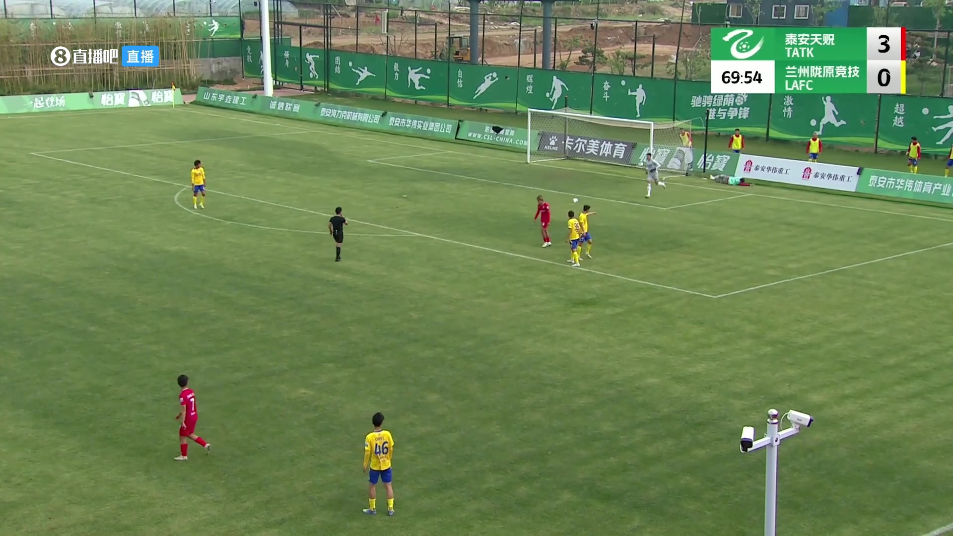 DB官网在线登录入口活久见！中乙球童翻过广告牌连滚数圈，主裁向客队热身球员出红牌