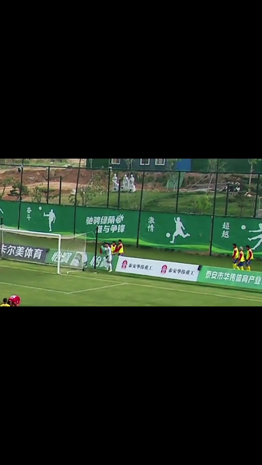 DB官网在线登录入口活久见！中乙球童翻过广告牌连滚数圈，主裁向客队热身球员出红牌