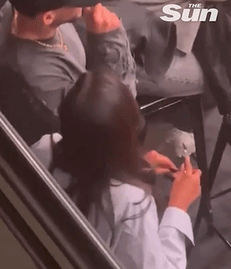 DB视讯官网女大三抱金砖！太阳报：鲁本-迪亚斯与女友看比赛，吻女友脖颈