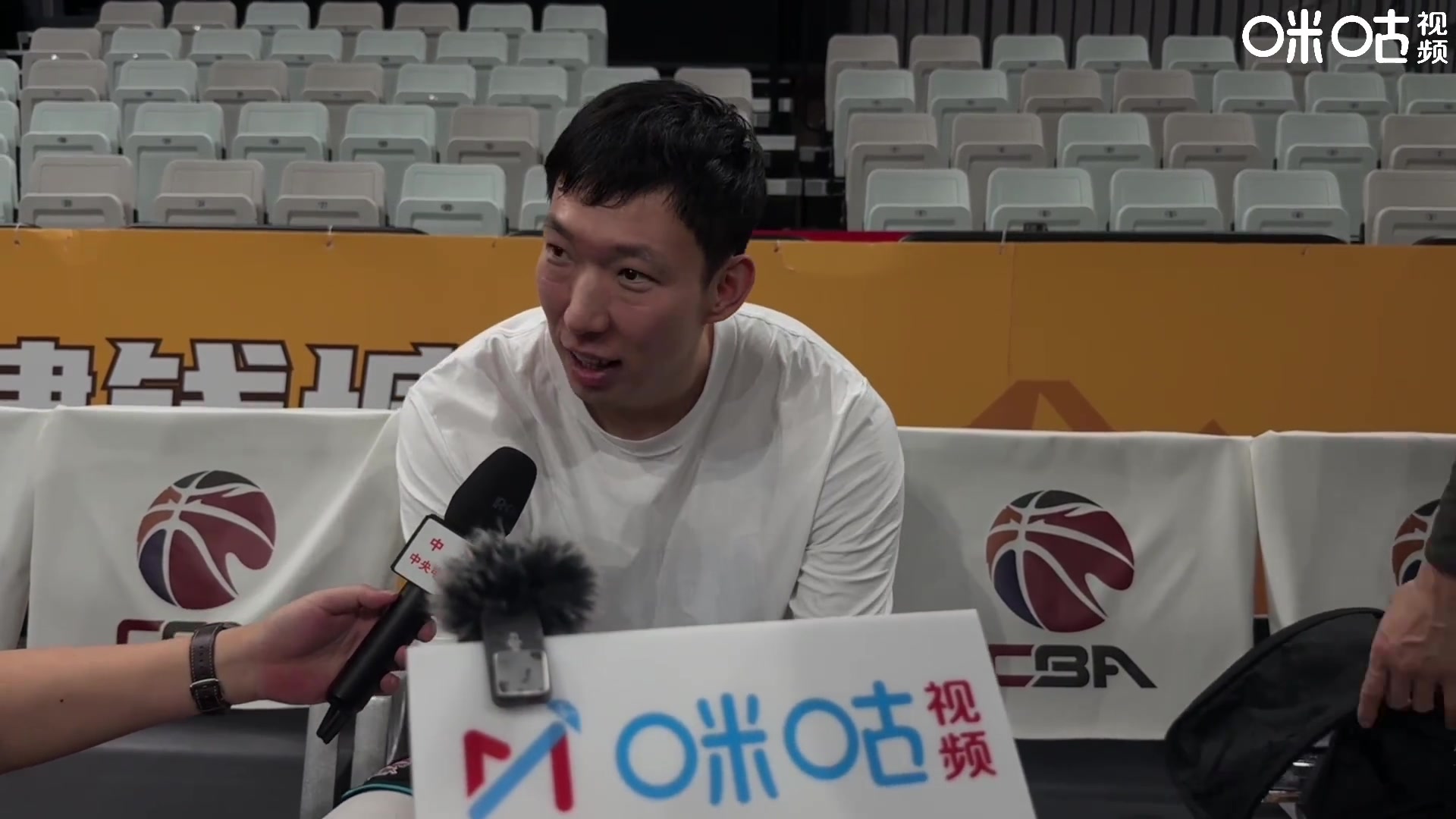 DB官网在线登录入口周琦：眼镜戴了三场还在适应 也试了别的但还是选了原来的