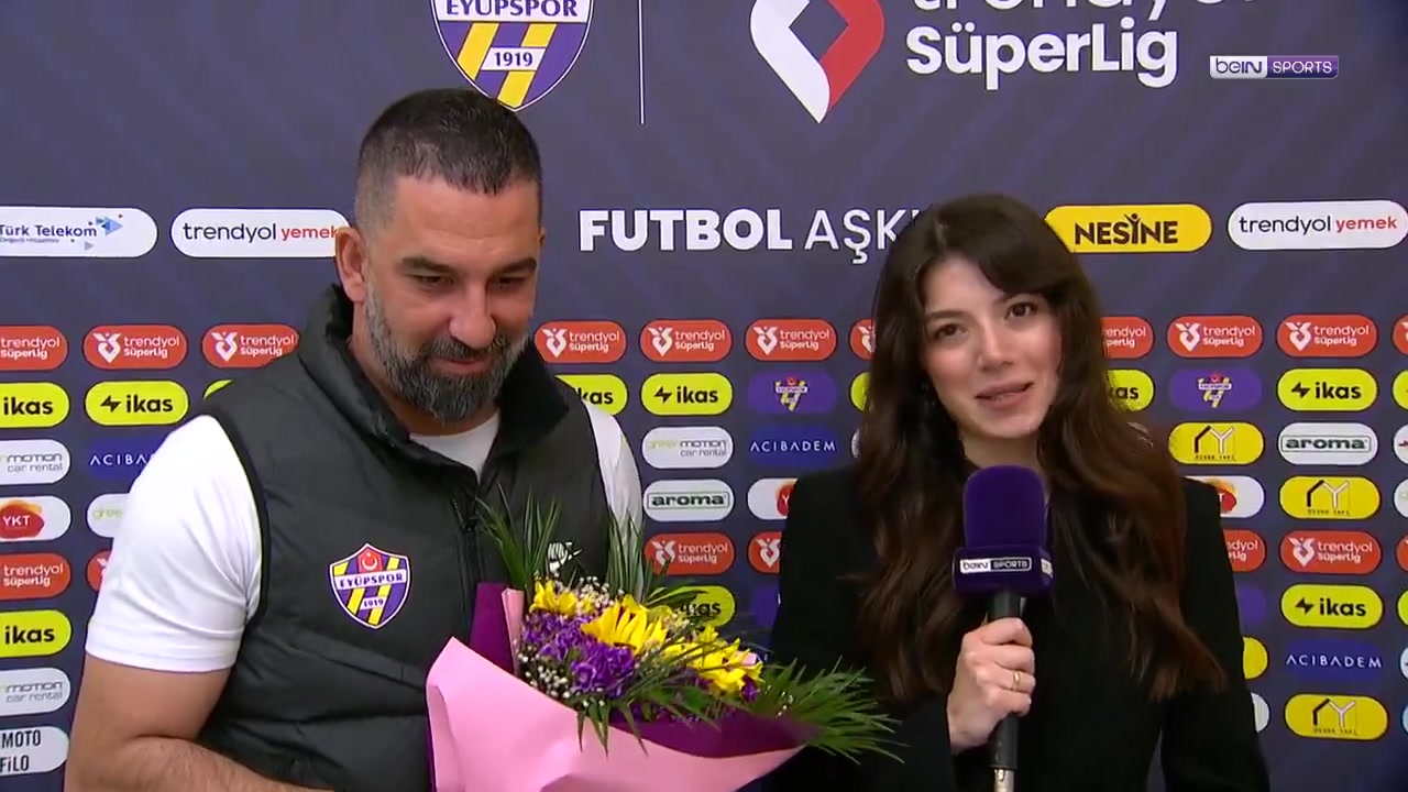 DB真人旗舰暖男💖恰逢母亲节，图兰给一名怀孕的记者送上鲜花和祝福