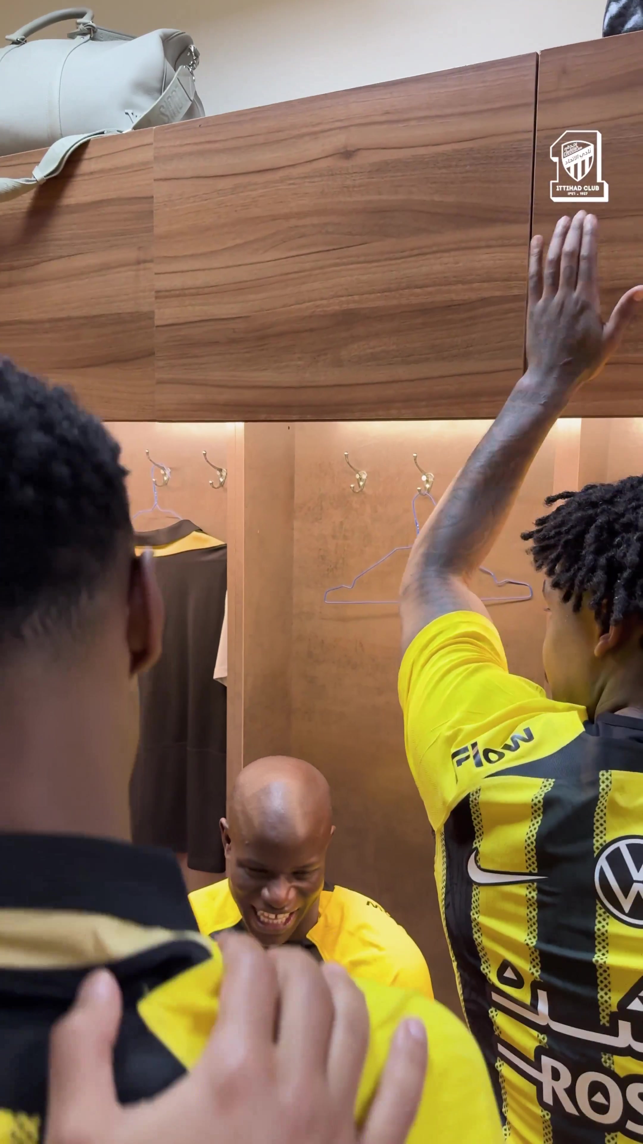 DB视讯百家乐欺负老实人是吧🤣坎特在更衣室害羞坐着，被队友强行拽起来庆祝