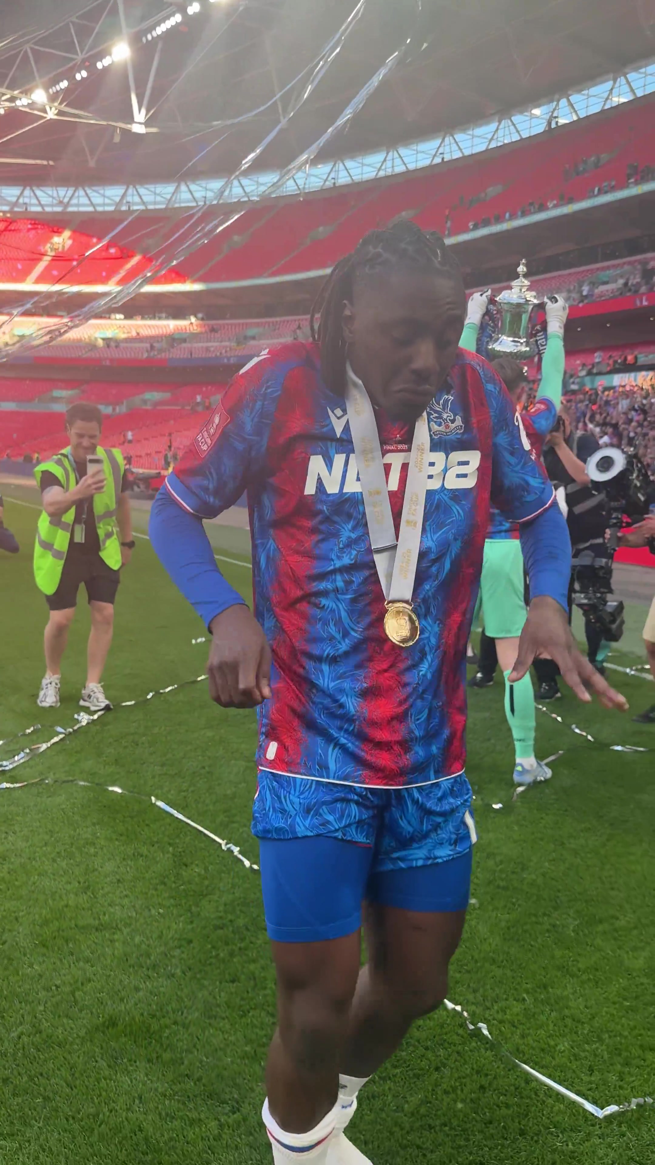 DB视讯官方登录入口🕺舞姿如何？埃泽足总杯决赛后跳舞庆祝夺冠