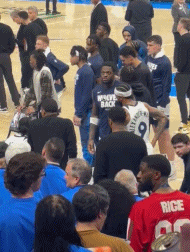 DB视讯百家乐家属都坐不住了😂兰德尔末节挥手制止家人离开 告诉他们留下来