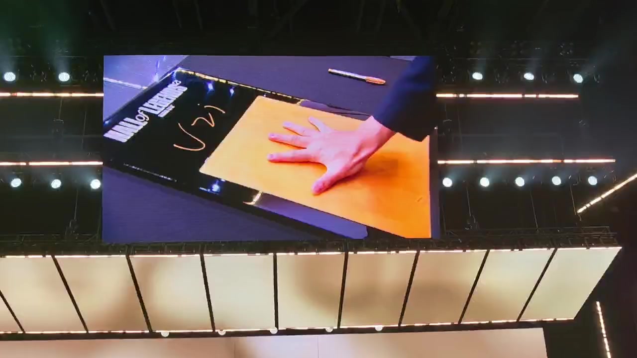 DG视讯官网平台Uzi名人堂入选典礼现场照片：留下名人堂02号队服+手印记录👀