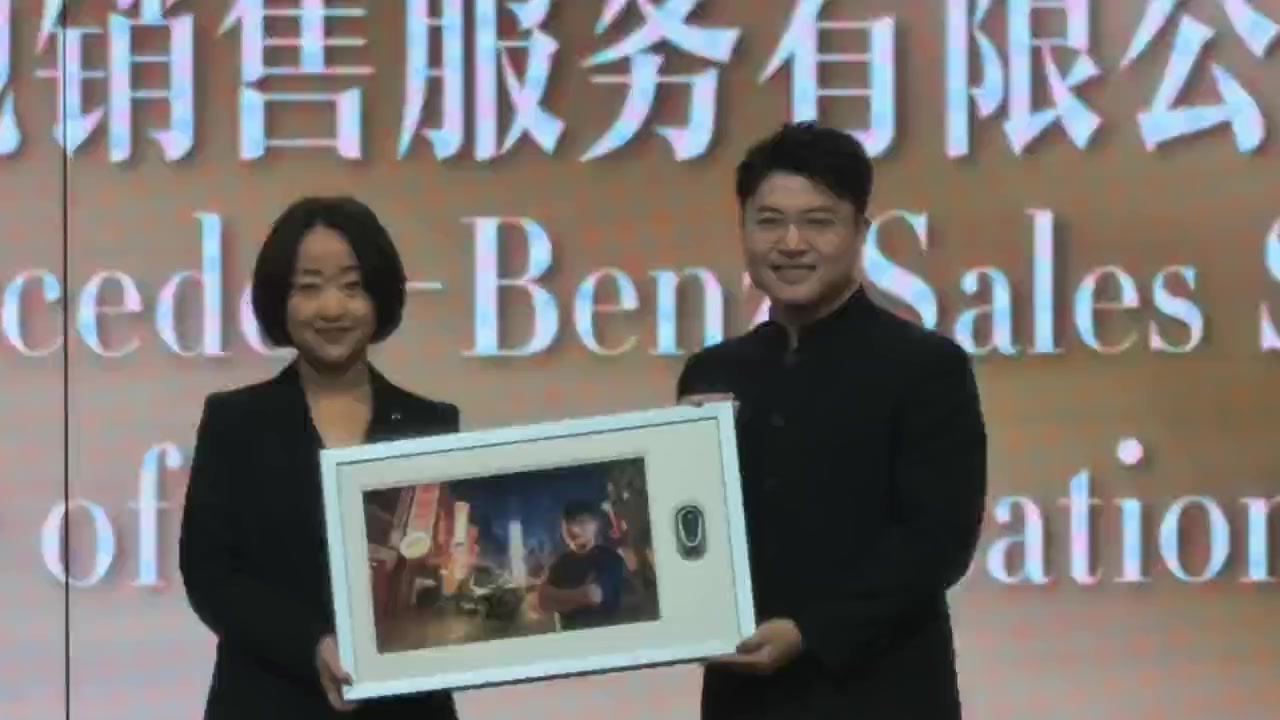 DG视讯官网平台Uzi名人堂入选典礼现场照片：留下名人堂02号队服+手印记录👀