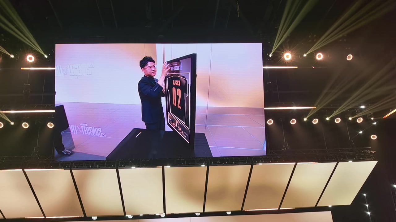 DG视讯官网平台Uzi名人堂入选典礼现场照片：留下名人堂02号队服+手印记录👀